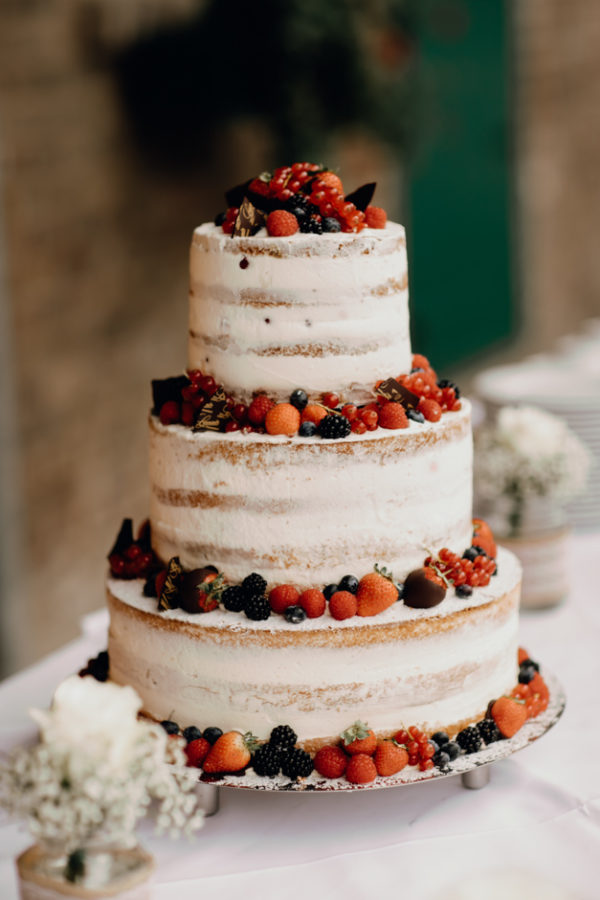 naked cake hochzeitstorte 3 stoeckig mit beeren